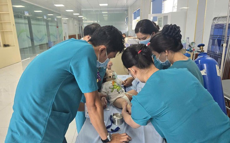 CSGT dùng xe chuyên dụng cứu nguy bé trai 1 tuổi khó thở, tím tái toàn thân