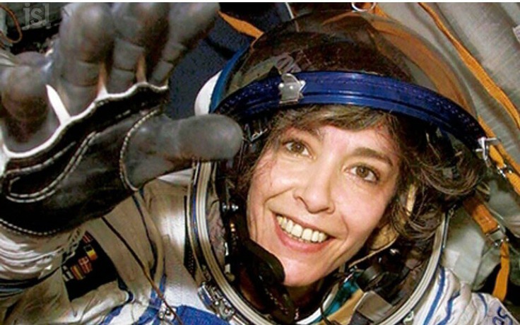 Nữ phi hành gia Pháp đầu tiên bay vào vũ trụ nói về văn hóa đọc