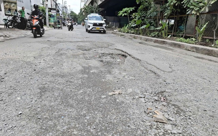 Đường nhiều ổ gà