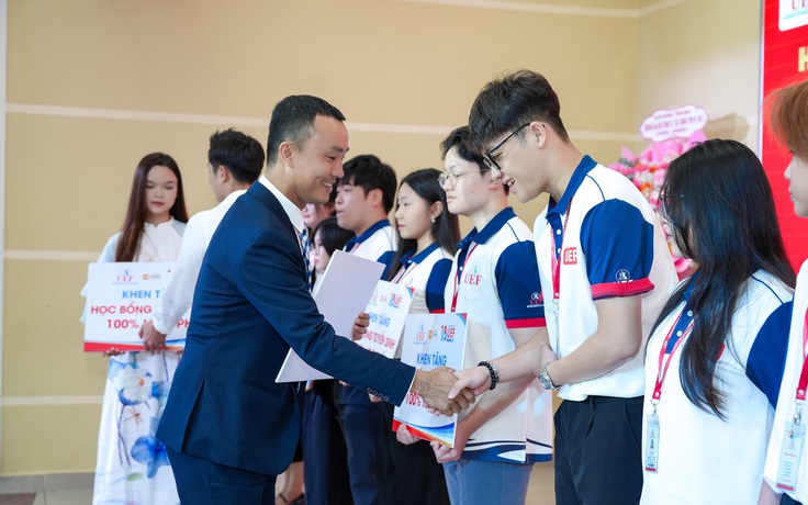 Trao 30 tỉ đồng học bổng cho sinh viên thành tích cao