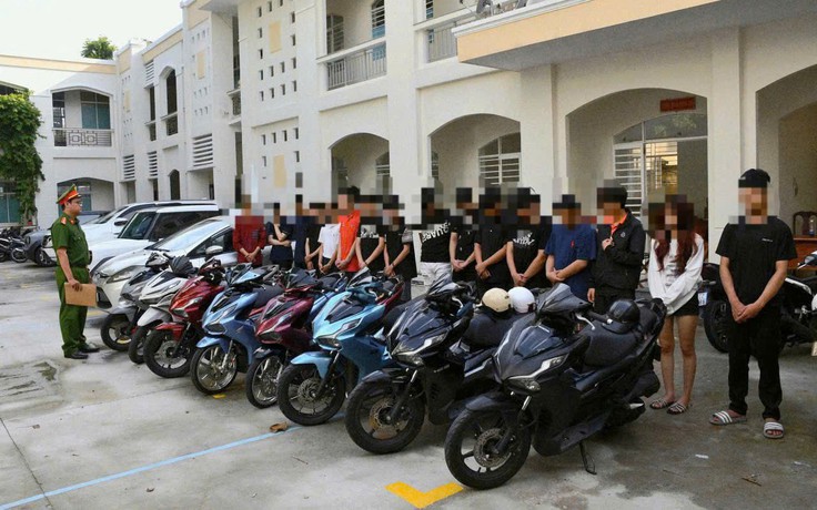 Náo loạn đường phố vì quay clip 'sống ảo' trên TikTok