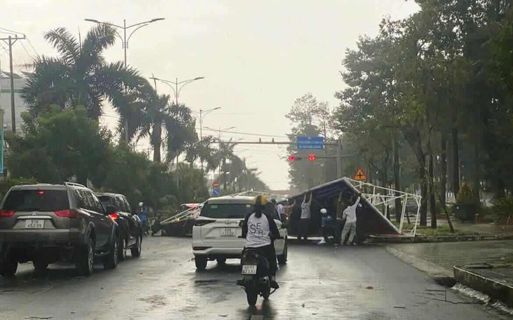 Tấm pano 'khổng lồ' đổ sập giữa đường phố Cà Mau khiến 3 người bị thương