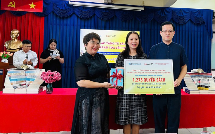 'Lan tỏa yêu thương' cùng tủ sách do Chibooks và Tổng lãnh sự quán Trung Quốc trao tặng