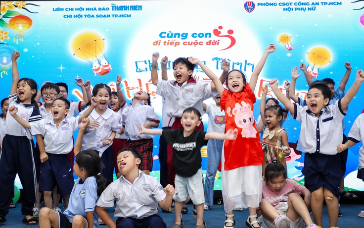 Nụ cười trẻ thơ sáng bừng đêm hội Trung thu ở Báo Thanh Niên