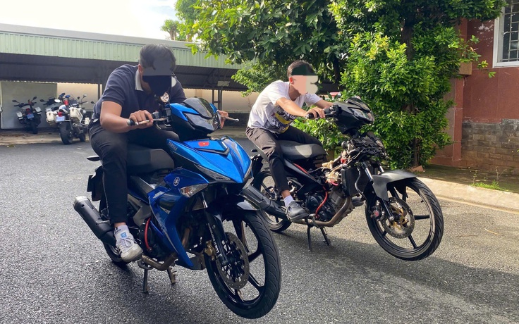 Chạy xe máy bằng 1 bánh tốc độ 100 km/giờ ở TP.HCM rồi đăng clip lên Facebook