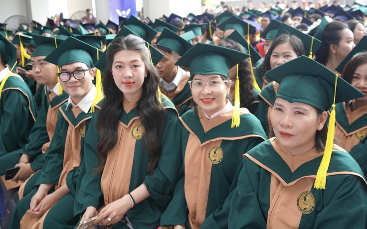 Hiệu trưởng chia sẻ với sinh viên về lối sống xanh, bền vững trong lễ tốt nghiệp