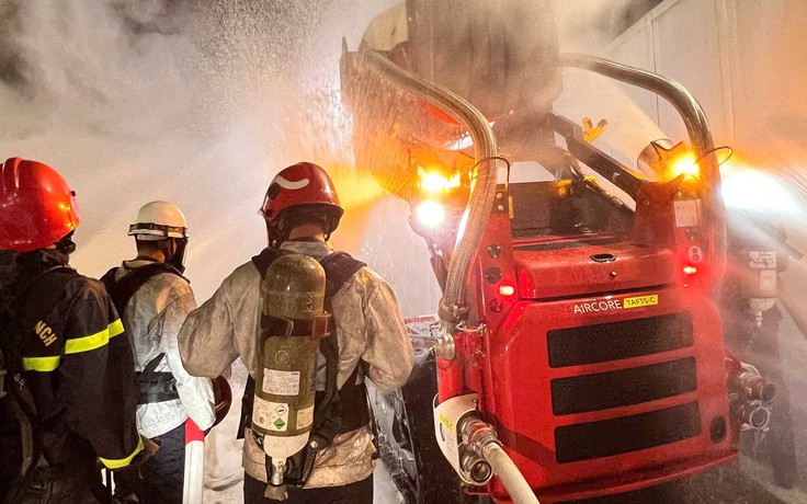 'Tiểu xe tăng' robot TAF35 chữa cháy của Công an TP.HCM