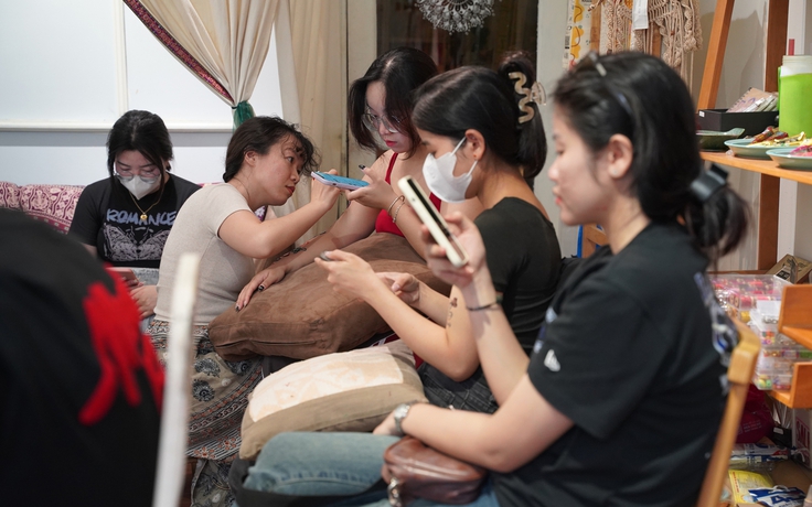 Sinh viên và dân văn phòng là nhóm khách thích vẽ henna