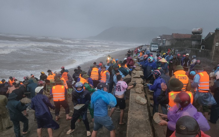 Hà Tĩnh: Sạt lở đê biển, hàng trăm người dầm mưa gia cố