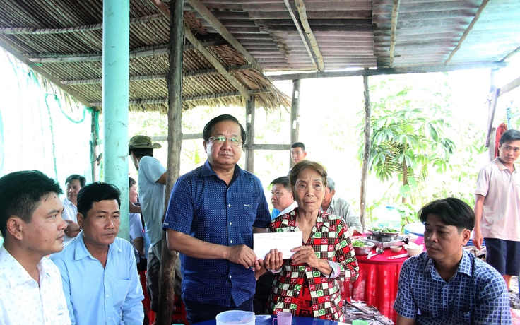 Phó chủ tịch MTTQ tỉnh Cà Mau thăm gia đình bé gái bị điện giật tử vong