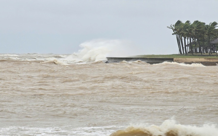 Biển Nhật Lệ dậy sóng, mưa lũ uy hiếp trước bão số 10