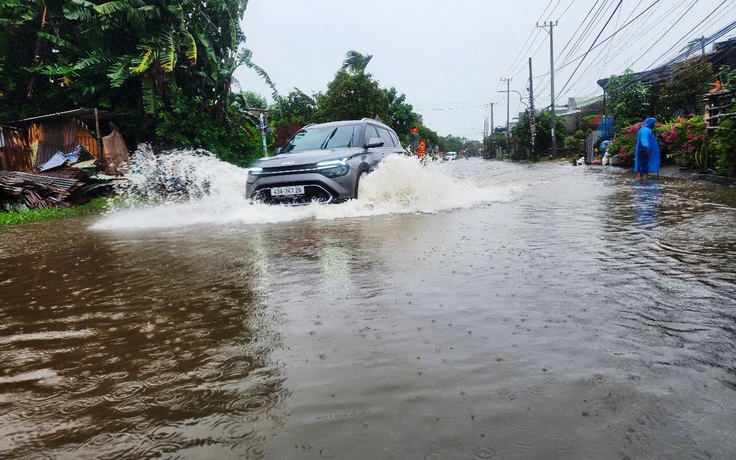 Bão số 10: Cận cảnh QL14B cũ ngập sâu, phương tiện gặp khó khăn
