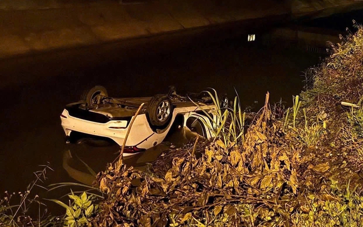 Đắk Lắk: Ô tô lao xuống mương, tài xế tử vong