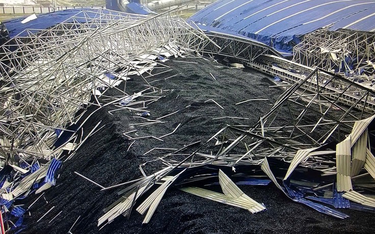 Bão số 10: Kho than Nhà máy Nhiệt điện Vũng Áng 2 đổ sập, nhiều nhà dân tốc mái