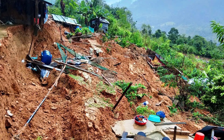Đà Nẵng: Sạt lở nghiêm trọng ở xã vùng cao, di dời khẩn cấp các hộ dân