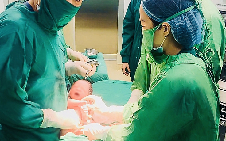 Bé gái chào đời khỏe mạnh từ phôi trữ đông sau 11 năm