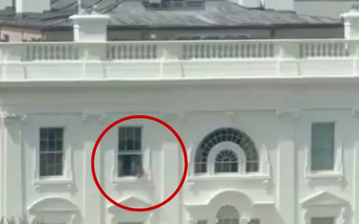 Bí ẩn chiếc túi ném qua cửa sổ Nhà Trắng: Ông Trump nói gì?