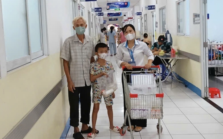 Bữa sáng yêu thương cho bệnh nhi nghèo