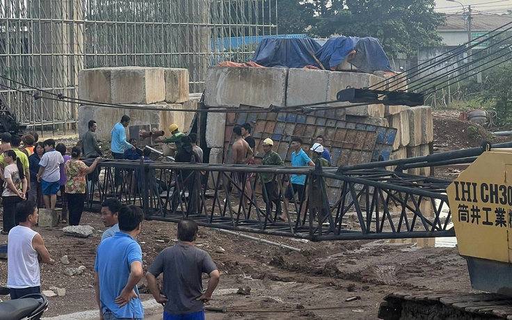 TP.HCM: Cần cẩu công trình Vành đai 3 sập, 2 công nhân thương vong
