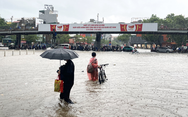 Hà Nội mưa trắng trời do bão số 10, hai trận đấu giải nữ quốc gia buộc phải hoãn