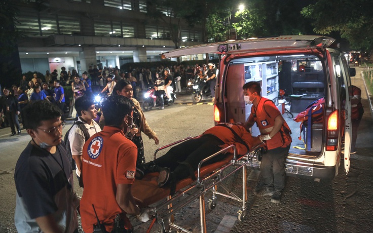 Động đất ngay giữa đêm, ít nhất 22 người chết ở Philippines