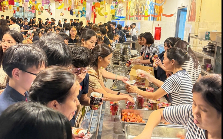 Nhiều trường lo ăn ngủ cho học sinh không thể về nhà vì Hà Nội mưa ngập