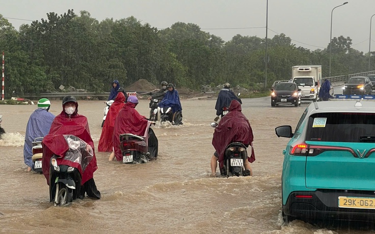 Nhiều tuyến phố ngập sâu, người Hà Nội đi vào đại lộ 'né' điểm úng ngập