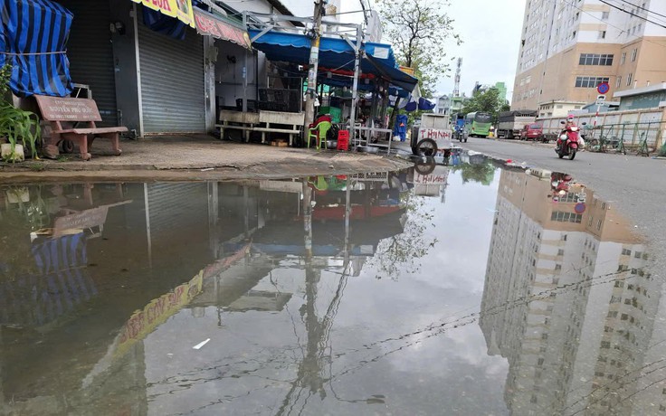 Nghẹt cống gây ngập đường