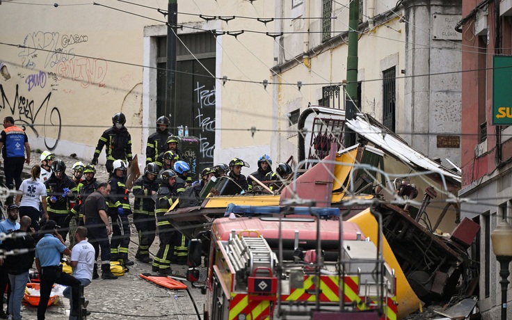 Tàu điện nổi tiếng trật bánh ở Bồ Đào Nha, ít nhất 15 người chết