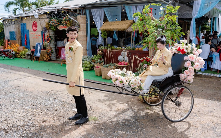 Độc đáo đám cưới được trang trí bằng quầy dừa, lu nước, hoa thiên điểu...