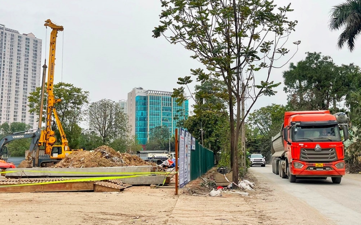 Hà Nội chặt hạ hơn 2.200 cây bóng mát phục vụ dự án giao thông