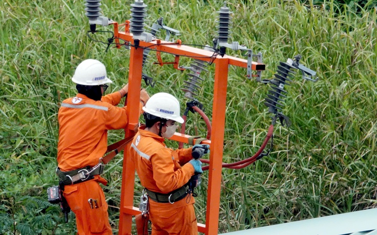 Bộ Chính trị nêu nguy cơ thiếu điện, yêu cầu cơ cấu lại ngành