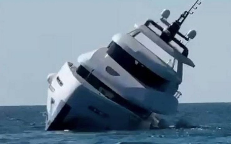 Khoảnh khắc du thuyền triệu đô vừa hạ thủy đã chìm xuống biển
