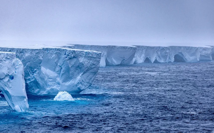 Tảng băng trôi lớn nhất thế giới nặng hơn 1.000 tỉ tấn đã vỡ