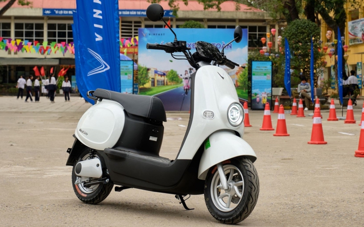 Mua xe máy cho con đi học, chọn xe xăng 50cc hay xe điện VinFast?