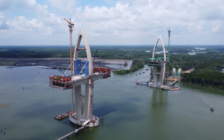 TP.HCM: Căng bó cáp dây văng cây cầu vượt nhịp sông lớn nhất của châu Á