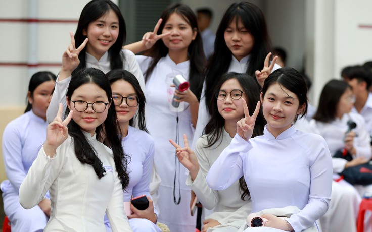 Nữ sinh ngôi trường 107 tuổi rạng ngời trong ngày khai giảng