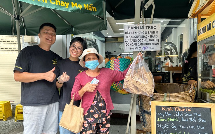 Bánh mì 'treo' nghĩa tình TP.HCM mùa Vu Lan: Câu chuyện chị chủ ăn chay trường