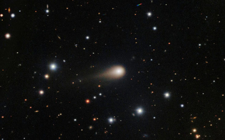 Sao chổi đến từ vùng liên sao đang 'xòe' rộng đuôi