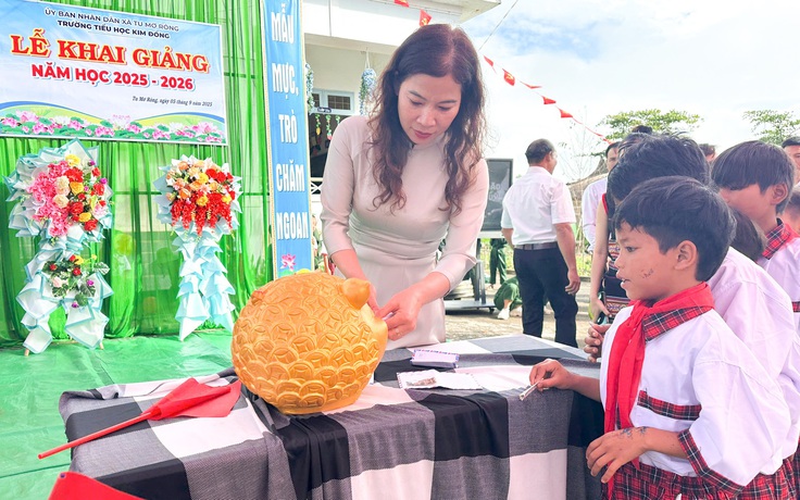 Trường vùng cao Quảng Ngãi phát động nuôi heo đất gây quỹ giúp học sinh mồ côi