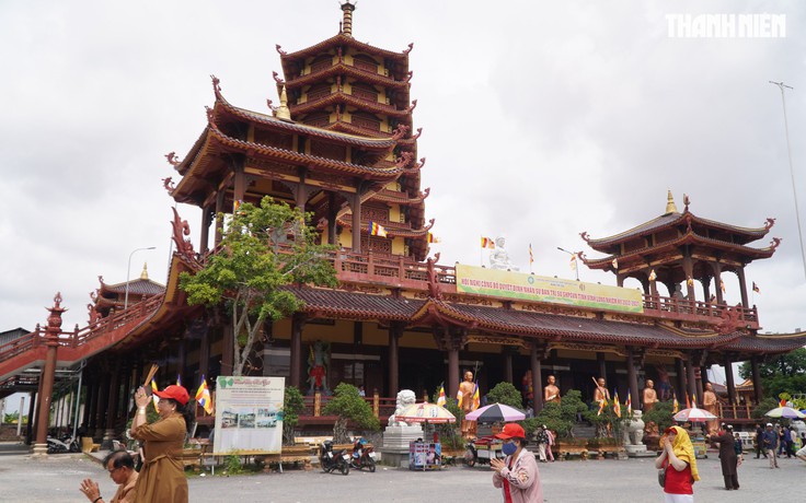 Chiêm bái xá lợi Phật, cầu bình an cho gia đình trong lễ Vu Lan