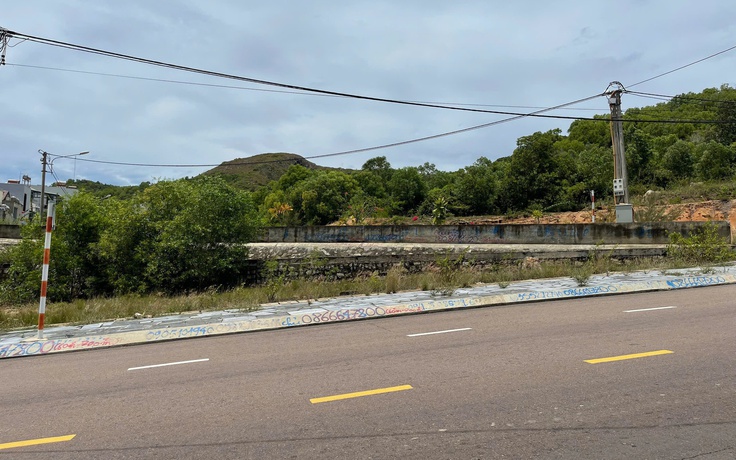 Số điện thoại 'cò đất' bủa vây làng chài du lịch ở Gia Lai