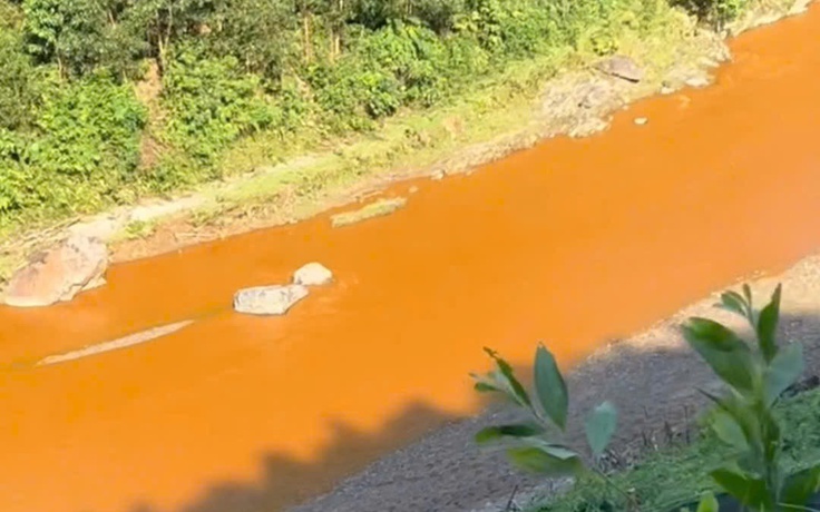 Nước suối đỏ bất thường ở Nghệ An: Do xả thải trái phép