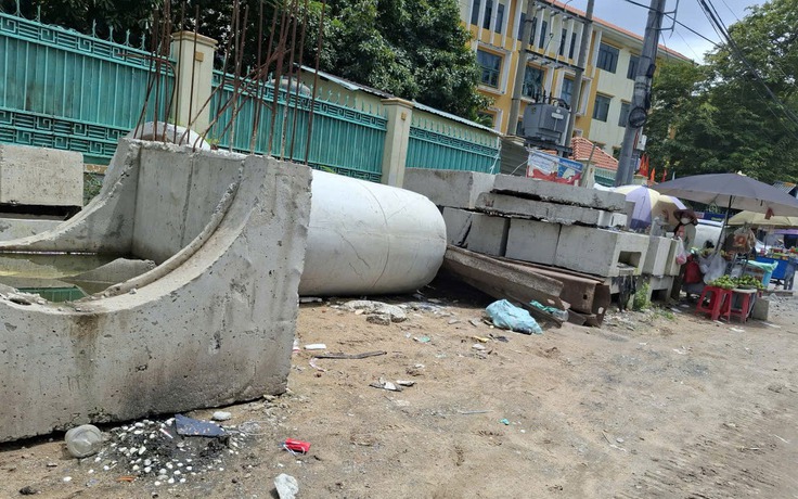 Ngổn ngang trước cổng trường