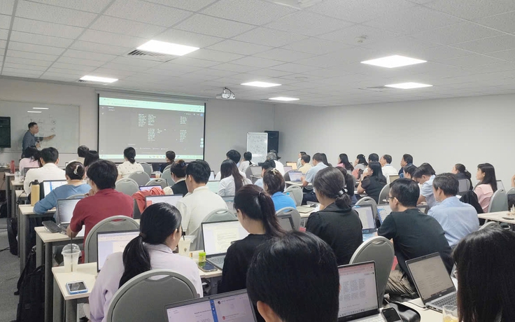 'Cơn sốt' học AI: Lo ngại 'vàng thau lẫn lộn'