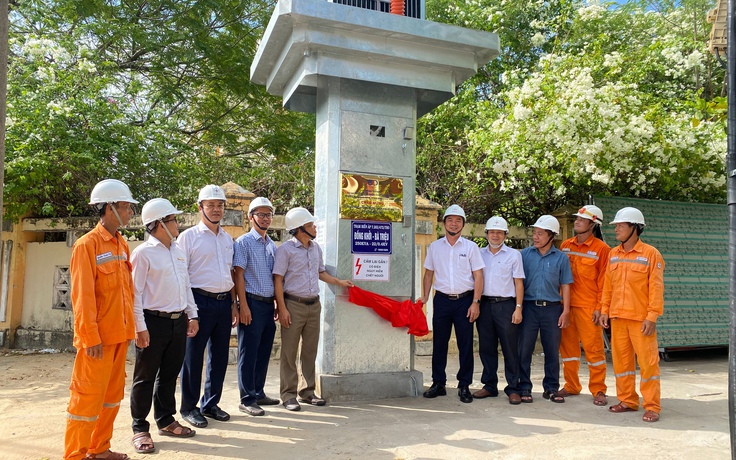 Gắn biển công trình chào mừng 50 năm thành lập Tổng công ty Điện lực miền Trung