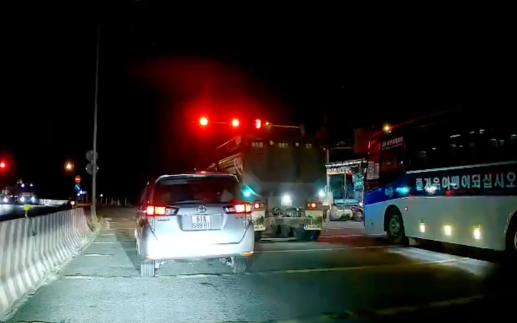 Vượt 3 giây đèn đỏ, tài xế bị phạt 19 triệu từ clip người dân báo CSGT