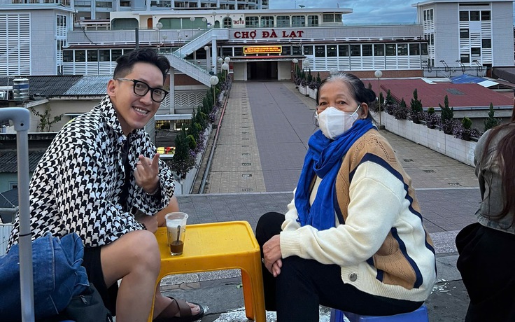 Chàng trai đưa mẹ đi chơi để 'học cách làm con'