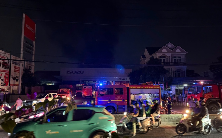 TP.HCM: Cháy ở chi nhánh cửa hàng xe Isuzu ở xã Xuân Thới Sơn