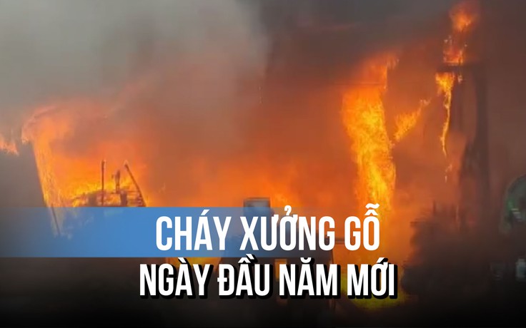 Cháy xưởng gỗ trong khu dân cư ngay trưa ngày đầu năm mới